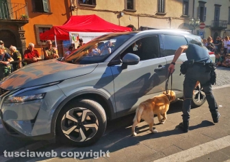 Soriano nel Cimino - La guardia di finanza con le unità cinofile alla manifestazione “Divertiamoci e impariamo dagli uomini in divisa” - La simulazione dei controlli antidroga