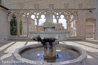 Viterbo - Il loggiato di Palazzo dei papi
