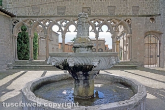 Viterbo - La loggia di Palazzo dei Papi
