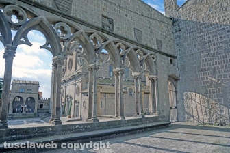 Viterbo - La loggia di Palazzo dei Papi