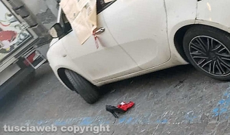 La macchina della sindaca Chiara Frontini con i giornali e vicino un paio di scarpe a spillo e un paio di mutandine rosse