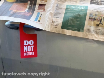 La macchina della sindaca Chiara Frontini con il cartellino rosso "do not disturb"