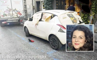 La macchina della sindaca Chiara Frontini con i giornali e vicino un paio di scarpe a spillo e un paio di mutandine rosse