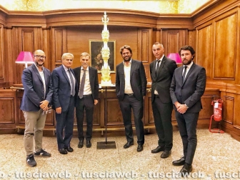 La macchina di Santa Rosa in parlamento