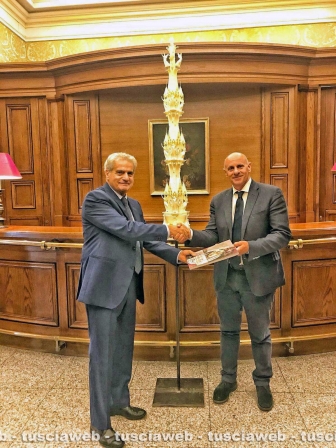 La macchina di Santa Rosa in parlamento