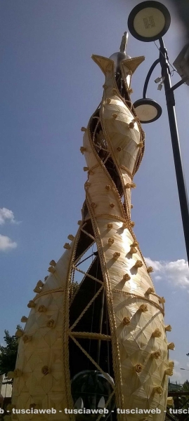 La macchina di Santa Rosa realizzata in grano