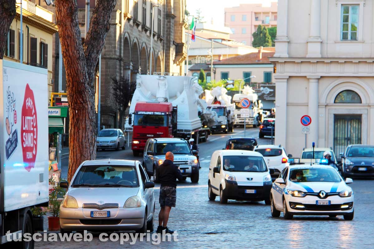 La Macchina in piazza del comune