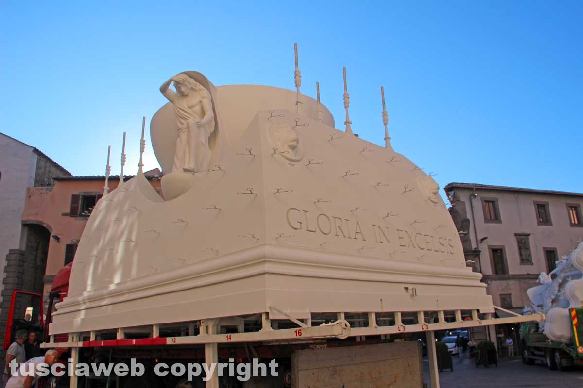 La Macchina in piazza del comune