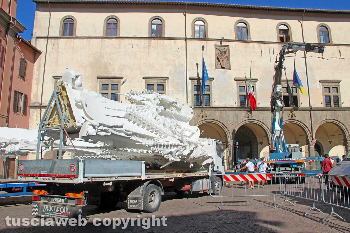 La Macchina in piazza del comune