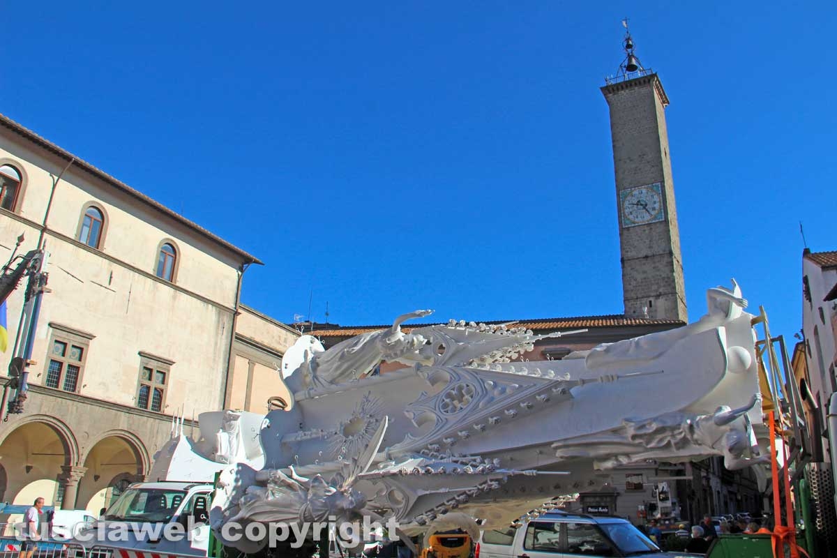 La Macchina in piazza del comune