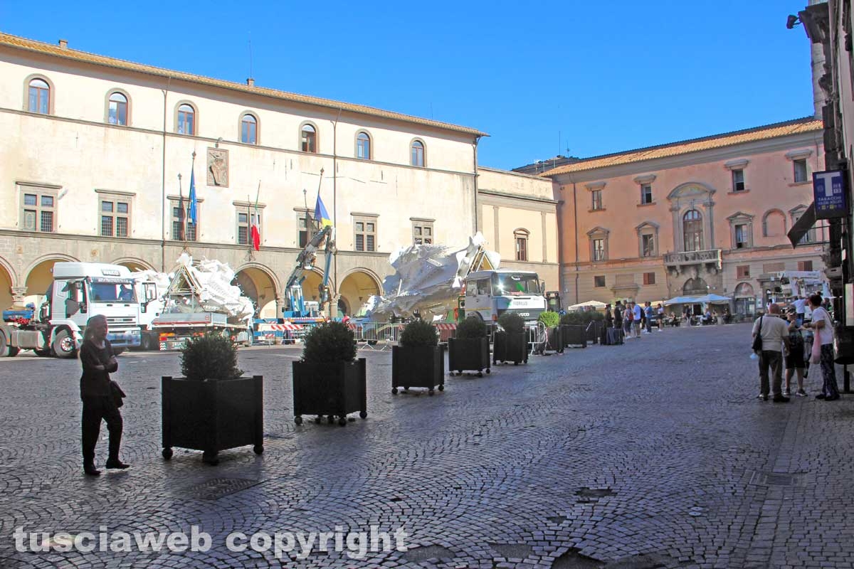 La Macchina in piazza del comune