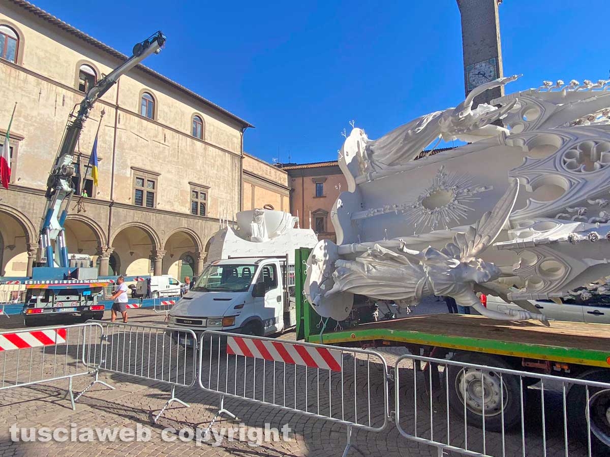 La Macchina in piazza del comune