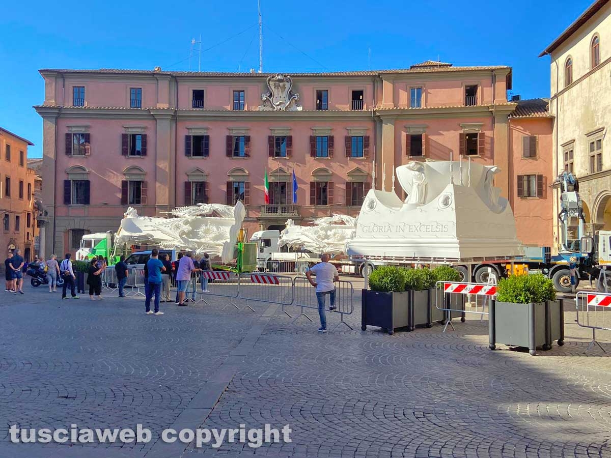 La Macchina in piazza del comune