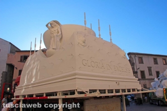 La Macchina in piazza del comune
