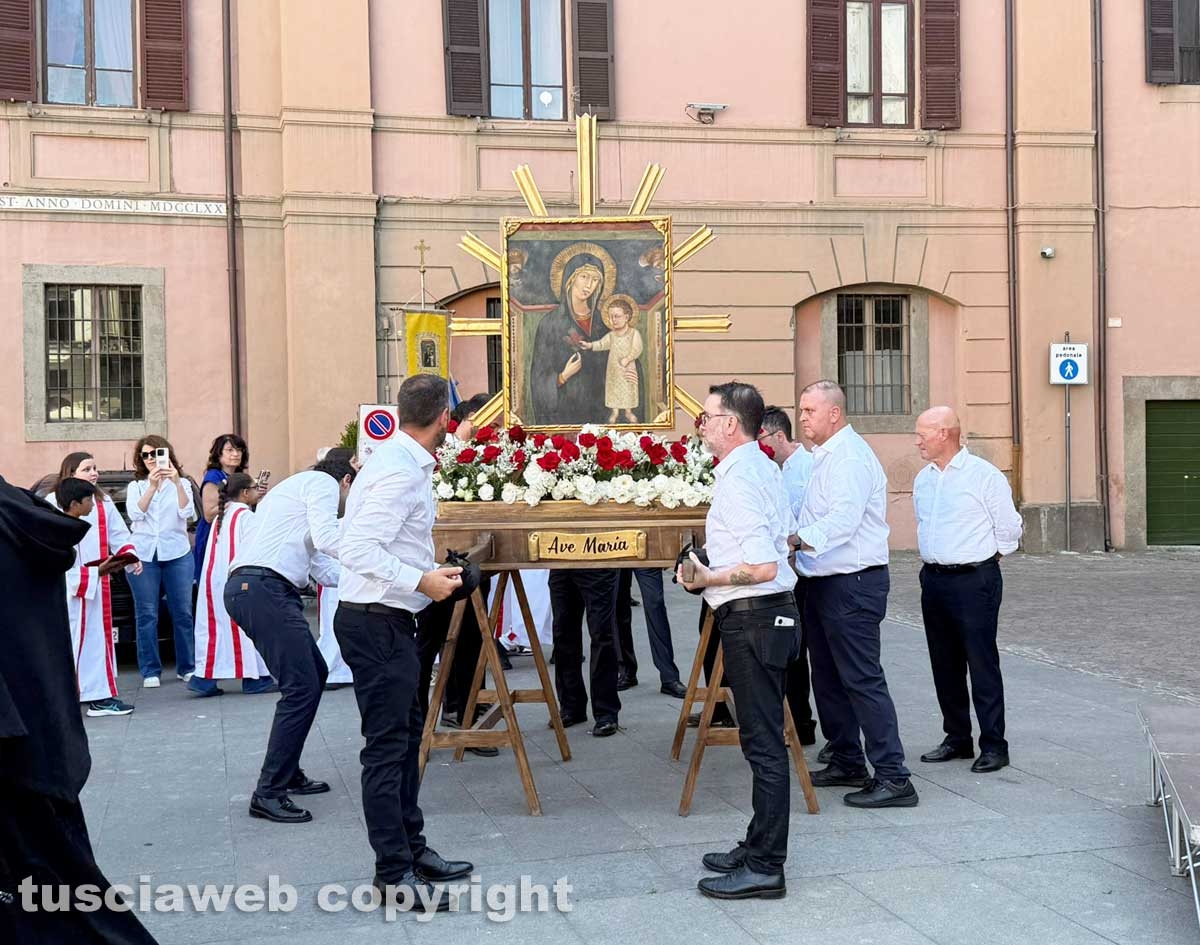 Viterbo - Il trasporto dell'immagine della Madonna Liberatrice con un baldacchino
