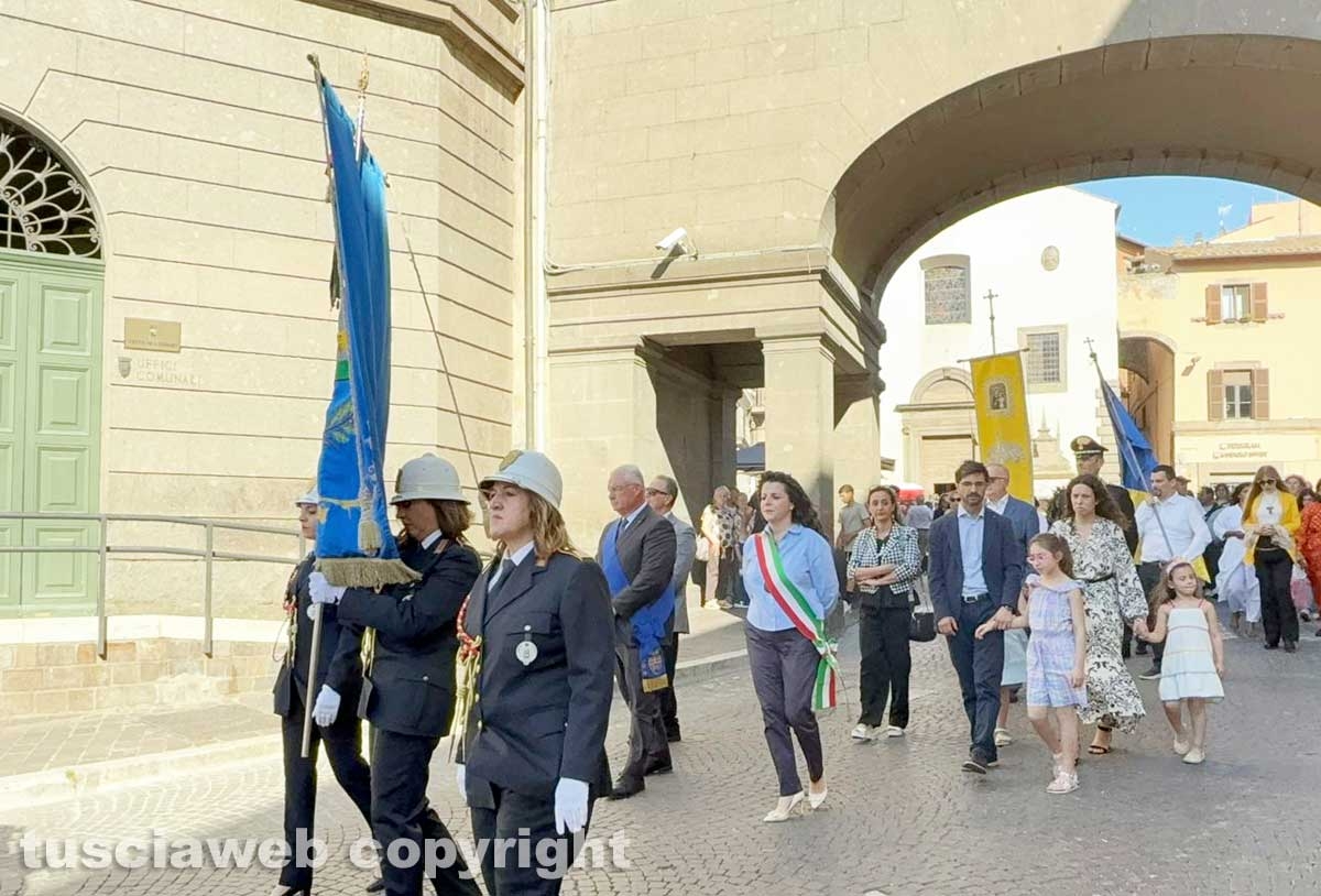 Viterbo - Il trasporto dell'immagine della Madonna Liberatrice con un baldacchino