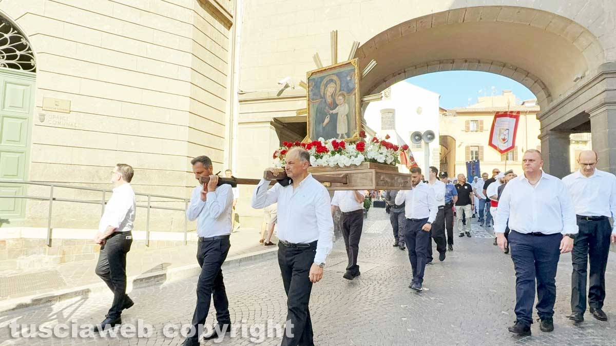 Viterbo - Il trasporto dell'immagine della Madonna Liberatrice con un baldacchino