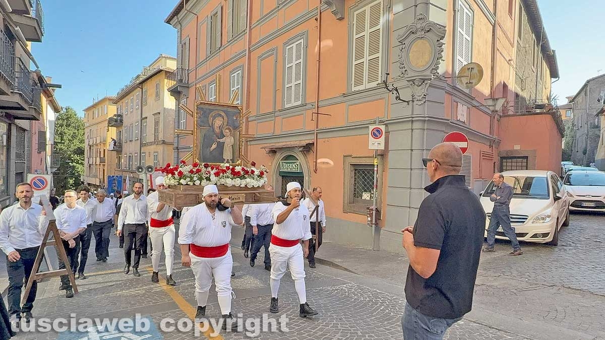 Viterbo - Il trasporto dell'immagine della Madonna Liberatrice con un baldacchino