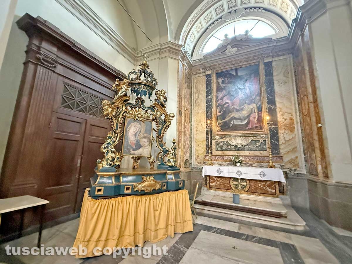 Viterbo - La macchina seicentesca di Maria santissima Liberatrice rimasta ferma nella chiesa della Trinità