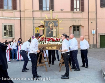 Viterbo - Il trasporto dell'immagine della Madonna Liberatrice con un baldacchino