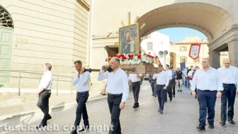 Viterbo - Il trasporto dell'immagine della Madonna Liberatrice con un baldacchino