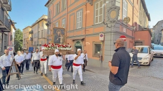 Viterbo - Il trasporto dell'immagine della Madonna Liberatrice con un baldacchino