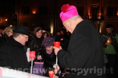 Il vescovo Lino Fumagalli tra la gente