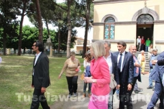 La ministra saluta i piccoli delle elementari