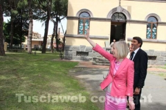 La ministra saluta i piccoli delle elementari