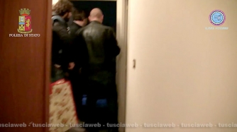 Camorra - Viterbo - La mobile irrompe nel covo dei killer