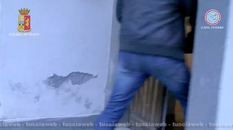 Camorra - Viterbo - La mobile irrompe nel covo dei killer