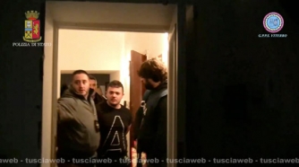 Camorra - Viterbo - La mobile irrompe nel covo dei killer