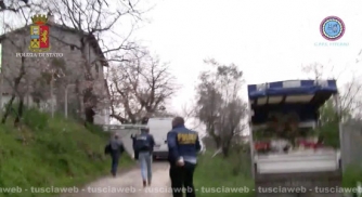 Camorra - Viterbo - La mobile irrompe nel covo dei killer