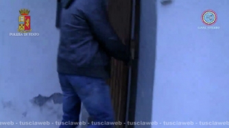 Camorra - Viterbo - La mobile irrompe nel covo dei killer