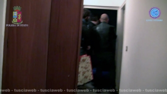 Camorra - Viterbo - La mobile irrompe nel covo dei killer