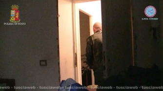 Camorra - Viterbo - La mobile irrompe nel covo dei killer