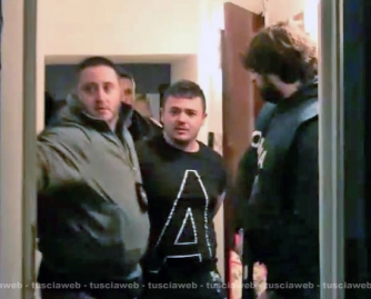 Camorra - Viterbo - La mobile irrompe nel covo dei killer