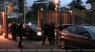 Camorra - Viterbo - La mobile irrompe nel covo dei killer