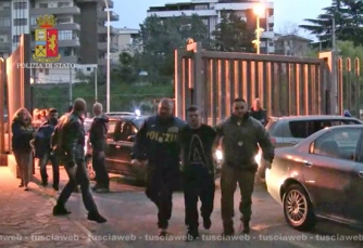 Camorra - Viterbo - La mobile irrompe nel covo dei killer