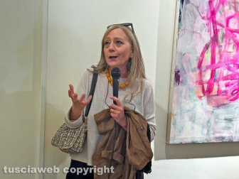 Viterbo - Unitus - La mostra "Artisti in opera" - La docente di Arte contemporanea Patrizia Mania