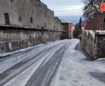 Una strada ghiacciata a San Martino al Cimino