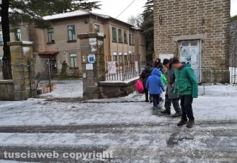 San Martino - Neve e ghiaccio fuori dalla scuola