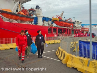 Civitavecchia - La Ocean Viking in porto - I migranti
