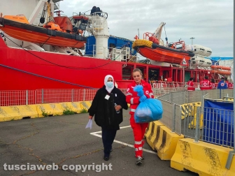 Civitavecchia - La Ocean Viking in porto - I migranti