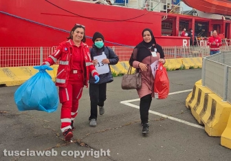 Civitavecchia - La Ocean Viking in porto - I migranti
