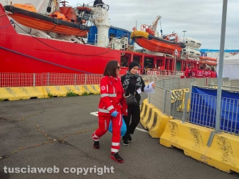 Civitavecchia - La Ocean Viking in porto - I migranti