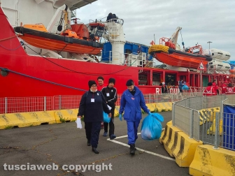 Civitavecchia - La Ocean Viking in porto - I migranti