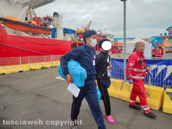 Civitavecchia - La Ocean Viking in porto - I migranti
