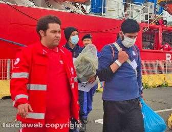 Civitavecchia - La Ocean Viking in porto - I migranti