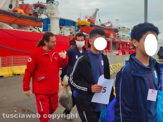 Civitavecchia - La Ocean Viking in porto - I migranti